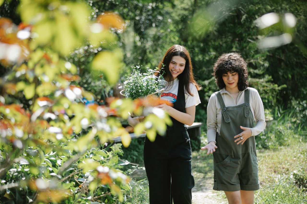Zwei junge Frauen unterhalten sich in der Natur