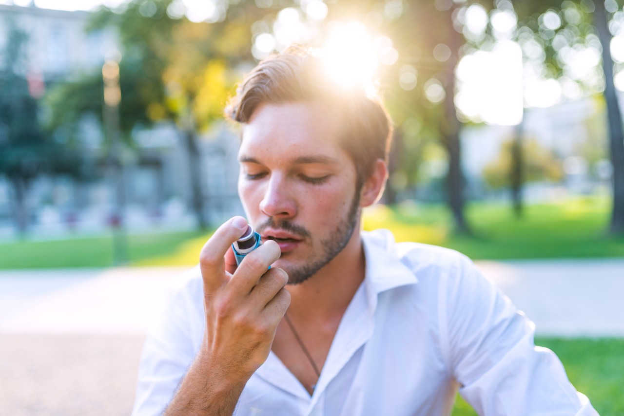 Junger Mann mit Inhalationsgerät